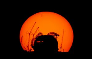 Increíble foto capta el sol saliendo detrás del telescopio más grande del mundo