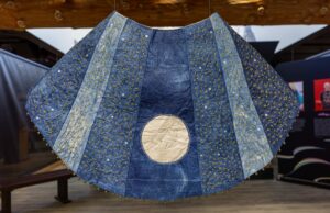 Reviviendo una tradición ancestral hawaiana, Lehuauakea reinventa kapa en audaces obras textiles – colosal