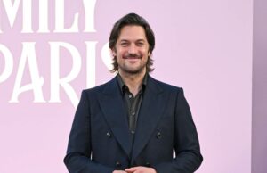 Lucas Bravo se burla de Emily en París, la temporada 5 será “el mejor”