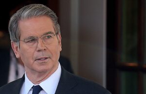 En medio de la agitación sobre las tarifas, Bessent se eleva en el mundo del comercio de Trump