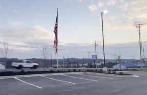 Sevierville le pide a la corte que permita la multa diaria contra el mundo del campamento sobre la altura de la pole de la bandera