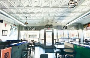 New Bridge Street Bar lleva el ambiente deportivo de Detroit a Grand Rapids