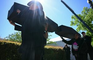 Los activistas apilan ataúdes fuera del Departamento de Estado para protestar por los cortes de Pepfar