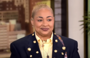 'Déjame convertirlo en una pesadilla para ti realmente rápido': Raven-Symoné explica cómo es realmente albergar la vista (y no es para los débiles de corazón)
