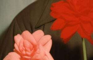 Sander Coers utiliza fotografía, cerámica e IA para explorar la historia y la pérdida familiar.