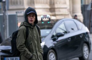 El aficionado es servicialmente entretenido, con una sensación de los 90