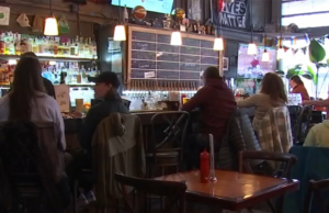 El sujetador deportivo memoriza la cancha de la NCAA de Portland con una línea de 3 puntos misgrafiada
