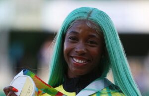 Fraser-Pyce trae velocidad olímpica al día deportivo de hijo