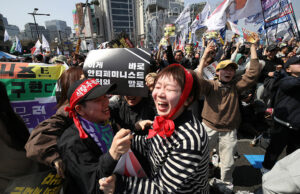 El presidente de Corea del Sur, Yoon Suk Yeol, se retiró del cargo a medida que se defendía