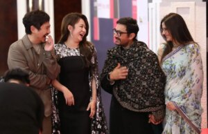 Aamir tiene a Gauri cerca mientras se plantean en el Macao International Comedy Festival