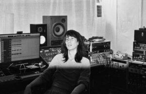 Cómo el productor Ariel Loh hizo historia de la música trans en los Grammys y más allá