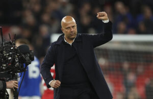 Árbitro llamado así por el Liverpool vs Spurs como el título de borde hace señas