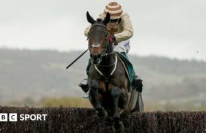 Grand National: Broadway Boy para regresar a casa después del otoño mientras lidera la carrera
