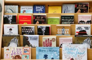 ACLU demanda al Departamento de Defensa sobre extraer libros 'dei' de las bibliotecas escolares