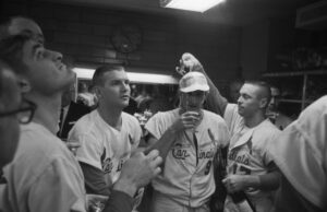 El legendario héroe de la Serie Mundial Carl Warwick pasa