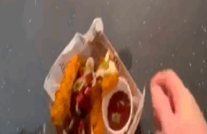 Fan de fútbol que se ríe que robó comida tiene prohibición del club