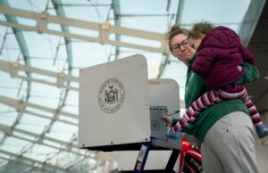 Más mujeres ven el cambio climático como su principal problema político, muestra el informe