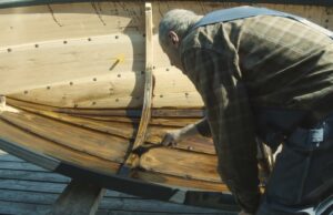 En la costa noruega, un árbol se transforma en un bote a la antigua