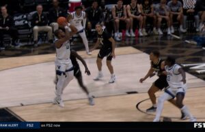 Eric Dixon drena un jersey de rango medio para pasar a Kerry Kittles como el máximo anotador de Villanova