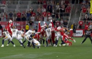 Ben Bresnahan de los defensores hace una recepción de touchdown para tomar la delantera contra los showboats