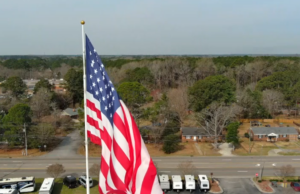 Camping World CEO defiende las imponentes banderas estadounidenses :: wral.com