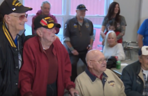 Solo los veteranos vivientes de la Segunda Guerra Mundial en el condado de Dearborn se unen para el cumpleaños