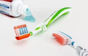 Tres formas de hacer que la atención dental sea divertida para toda la familia