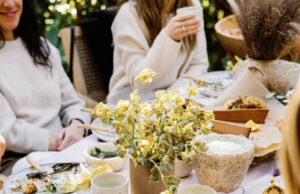 Cómo organizar un club de libros de cocina (¡y recomendaciones de libros!)