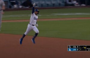 Mookie Betts de los Dodgers aplasta a un jonrón de dos carreras contra las Montañas Rocosas