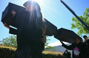 Los activistas acumulan 200 ataúdes fuera del Departamento de Estado para protestar contra el alivio del SIDA Global