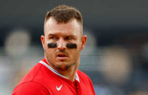 Mike Trout hace la paz con los fanáticos de los Astros que arrancaron la pelota de su guante en la repetición de la jugada de la Serie Mundial de Mookie Betts