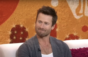 No tenía a Glen Powell palideciendo con Olivia Munn, Jenna Bush y Sex y el Kristin Davis de la ciudad en mi tarjeta de bingo, pero me encanta esto para él