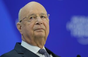 El fundador del Foro Económico Mundial, Klaus Schwab, se retira como presidente