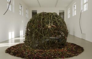 Un artista de Ikebana y su estudiante sembraron un enfoque poco convencional para los arreglos florales: colosal