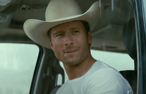 Después de que Glen Powell se volvió viral ante la boda de su hermana, publicó el resumen más lindo al respecto: “No podría estar más feliz”