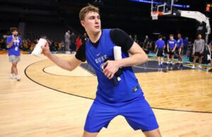 Cómo el viernes en el Final Four se convirtió en la coronación de Cooper Flagg, un 'niño regular' que está 'bien en el baloncesto'