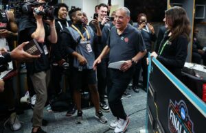 Houston's Duke Stunner 'Ain't No Beauty Contest', pero mantiene a Kelvin Sampson bailando y Hakeem Olajuwon sonriendo