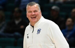 Greg McDermott mirando la salida de Creighton cuando Alan Huss de High Point regresa al personal como entrenador en espera