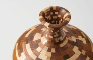 Fusión de artesanía y sostenibilidad, richard ha pinchando esculturas buques elegantes de madera recuperada – colosal