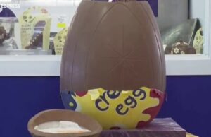 Vea el huevo Cadbury Creme más grande del mundo, ¡con 3 pies de altura!