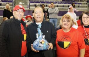 Mientras la tribu Lumbee busca reconocimiento federal, Kelvin Sampson está 'llevando el banner' por más que Houston