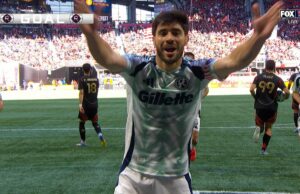 Carles Gil anota en un tiro penal, dando ventaja de Revolution 1-0 sobre Atlanta United