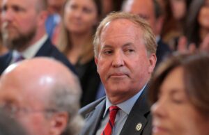 El fiscal general de Texas, Ken Paxton, quiere deponer a los funcionarios escolares sobre las políticas de atletas trans