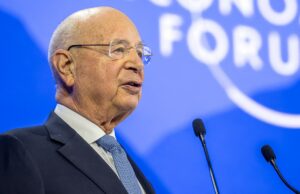 El fundador de WEF, Klaus Schwab, baja desde el tablero