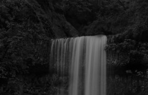 Cascadas etéreas en cascada a través de paisajes oscuros en las fotos de Jonathan Knight – Colossal
