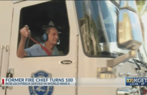 Jefe de bomberos del condado de Kern retirado, veterinario de la Segunda Guerra Mundial, celebra el cumpleaños número 100 con fiesta llena