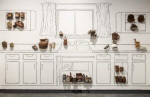 Llenos de 'Half-Pots', los dibujos de la habitación de tamaño natural de Adam Ledford reflejan rutinas atemporales: colosal