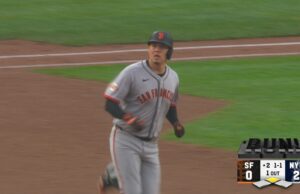 Wilmer Flores de los Gigantes aplasta a un jonrón de dos carreras, empatando el juego contra los Yankees