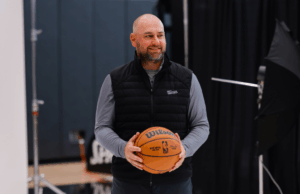 Los reyes, el gerente general Monte McNair parecen poco después de la pérdida de la explosión en el torneo de juego, por informe