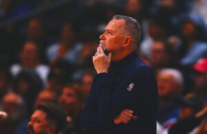 El entrenador en jefe de bomberos de los Nuggets, Michael Malone, GM Calvin Booth, con la postemporada inminente